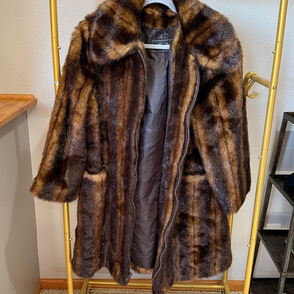 Luxurious Brown Fur Coat - Picture 1 of 3